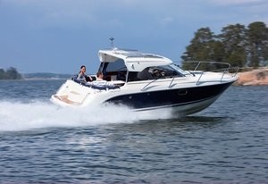 Boat with hardtop and semi-enclosed cabin