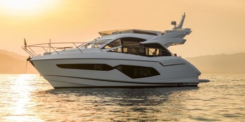 Motor yacht with flybridge