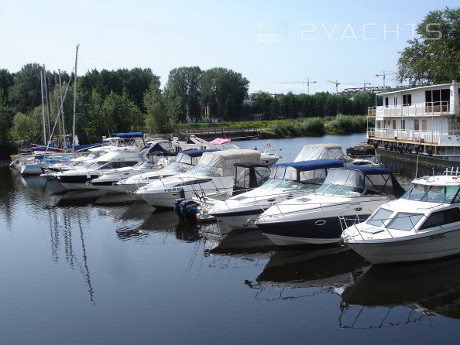 The yacht club "Neva"