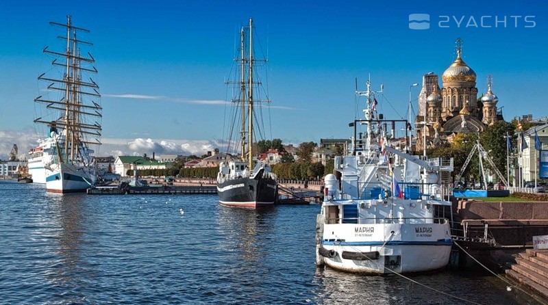 Moorings on the embankment of Lieutenant Schmidt