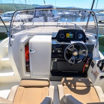 Quicksilver Activ 675 Sundeck