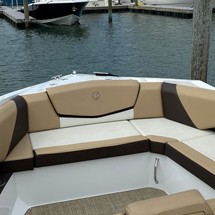 Cruisers Yachts 338 Bow Rider