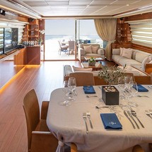 Ferretti 880