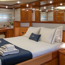 Ferretti 880