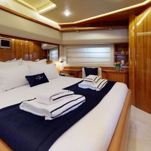 Ferretti 880