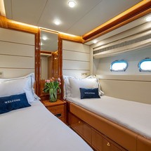 Ferretti 880