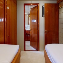 Ferretti 880