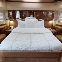 Ferretti 881