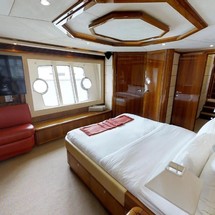 Ferretti 881