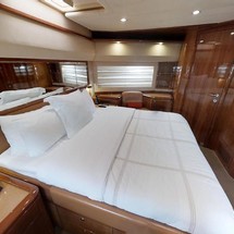 Ferretti 881