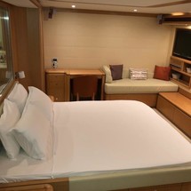 Ferretti 830