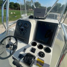 Hydra-sports bay bolt 2000 center console