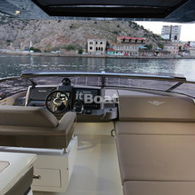 Marquis 630 Sport Yacht