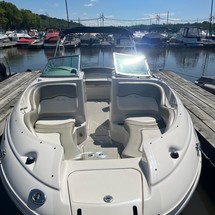 Sea Ray 220 Sundeck