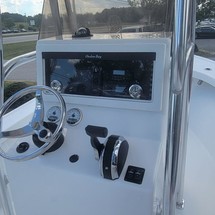 Hydra-sports bay bolt 2000 center console