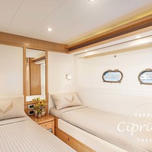 Ferretti 830