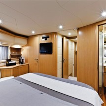 Ferretti 830