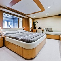 Ferretti 830