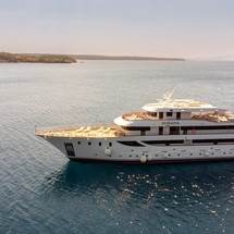 Luxury motor yacht pearl 60