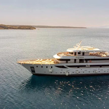 Luxury motor yacht pearl 60