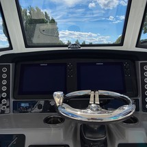 Robalo centre console r272