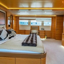 Majesty Yachts 135