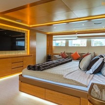 Majesty Yachts 135