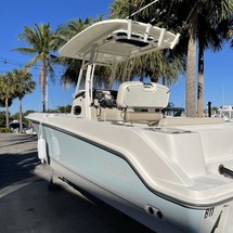 Boston Whaler 230 Outrage