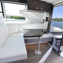 Cruisers Yachts 42 Cantius