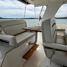 Boston Whaler 350 Realm